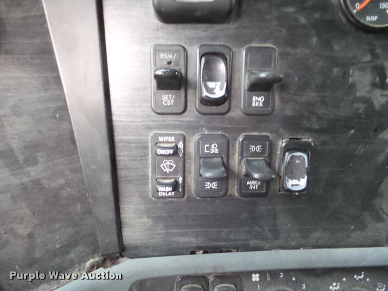 image for item DB3523 2004 Freightliner Columbia semi truck