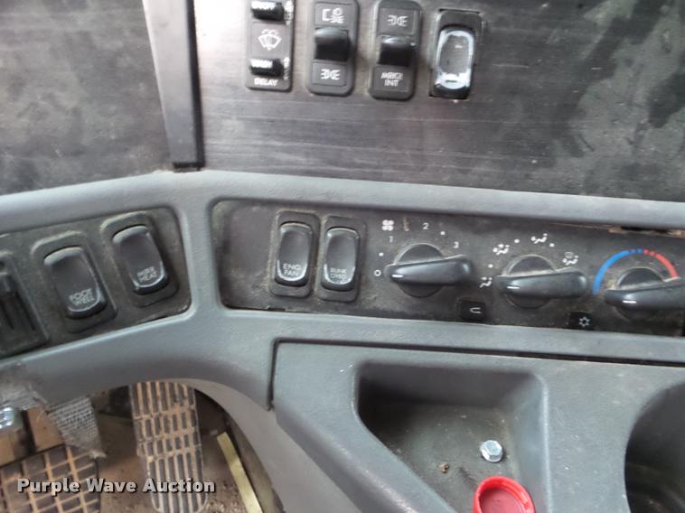 image for item DB3523 2004 Freightliner Columbia semi truck