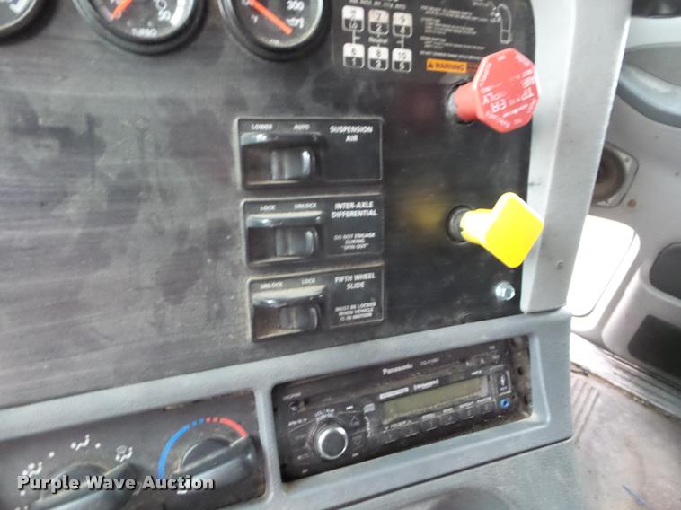 image for item DB3523 2004 Freightliner Columbia semi truck