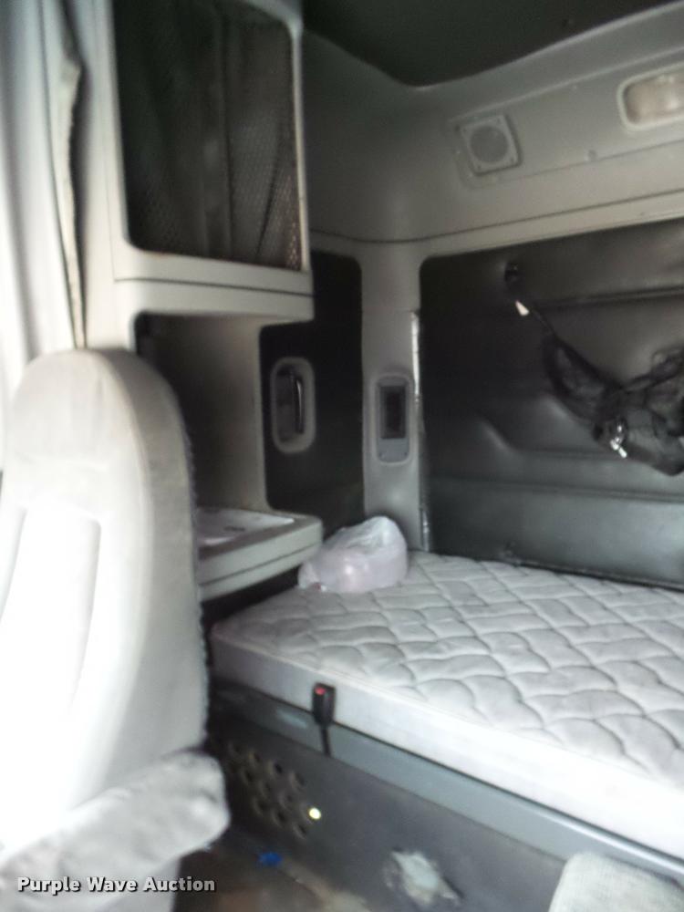 image for item DB3523 2004 Freightliner Columbia semi truck