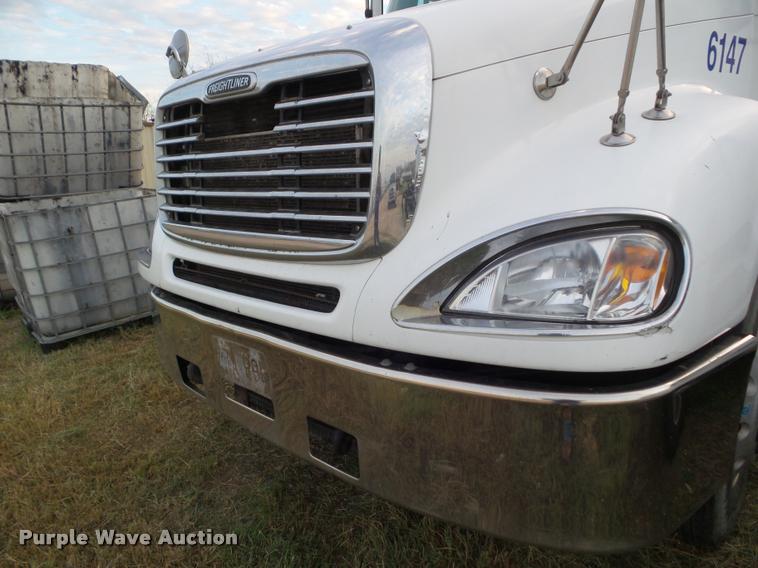 image for item DB3523 2004 Freightliner Columbia semi truck