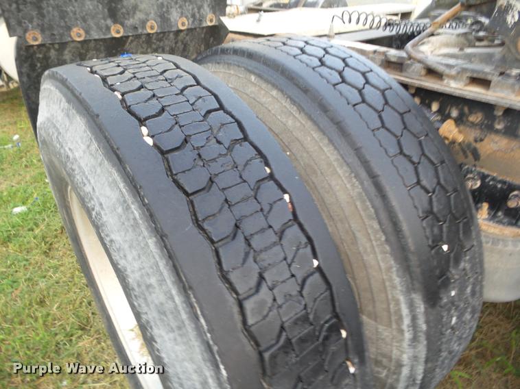 image for item DB3523 2004 Freightliner Columbia semi truck