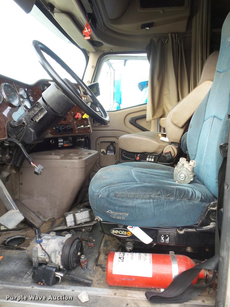 image for item DB3524 2006 International 9400i semi truck