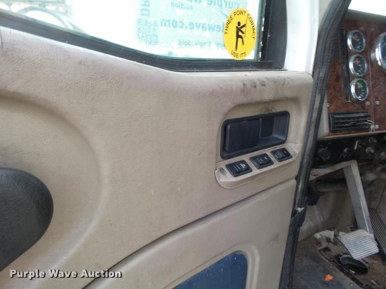 image for item DB3524 2006 International 9400i semi truck