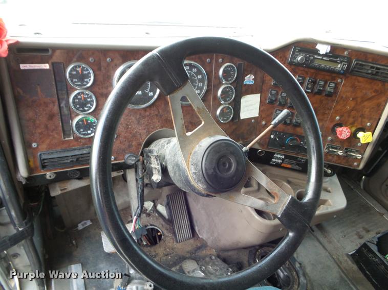 image for item DB3524 2006 International 9400i semi truck