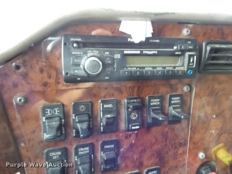 image for item DB3524 2006 International 9400i semi truck