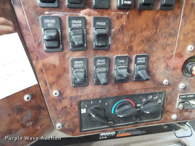 image for item DB3524 2006 International 9400i semi truck