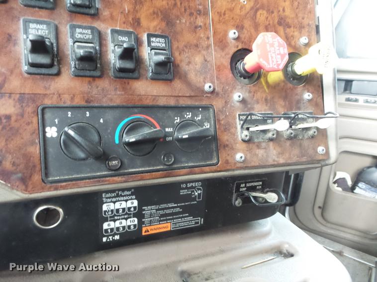 image for item DB3524 2006 International 9400i semi truck