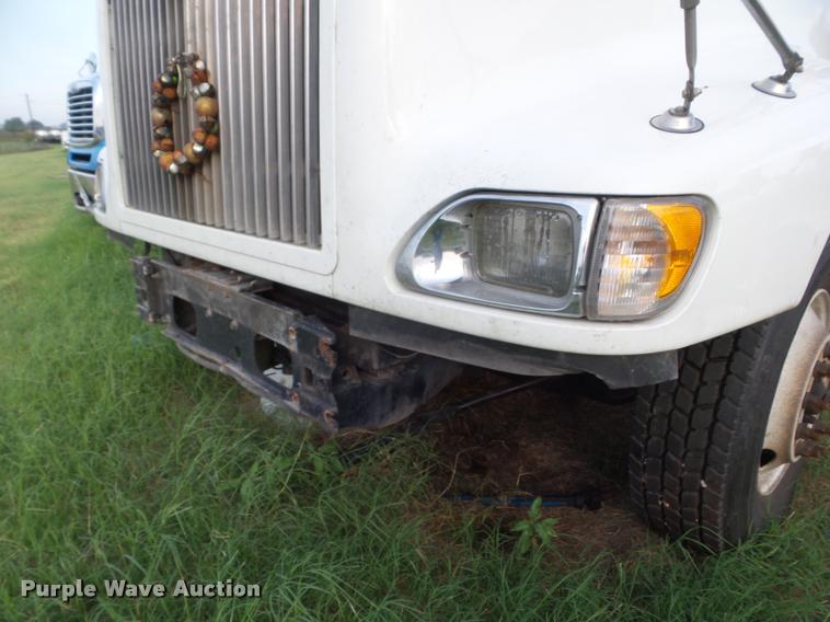 image for item DB3524 2006 International 9400i semi truck