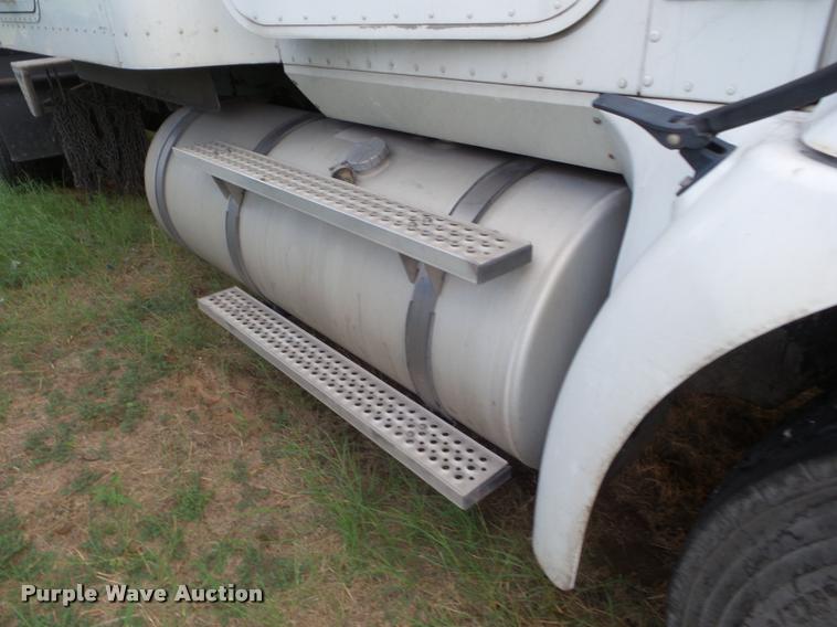 image for item DB3524 2006 International 9400i semi truck