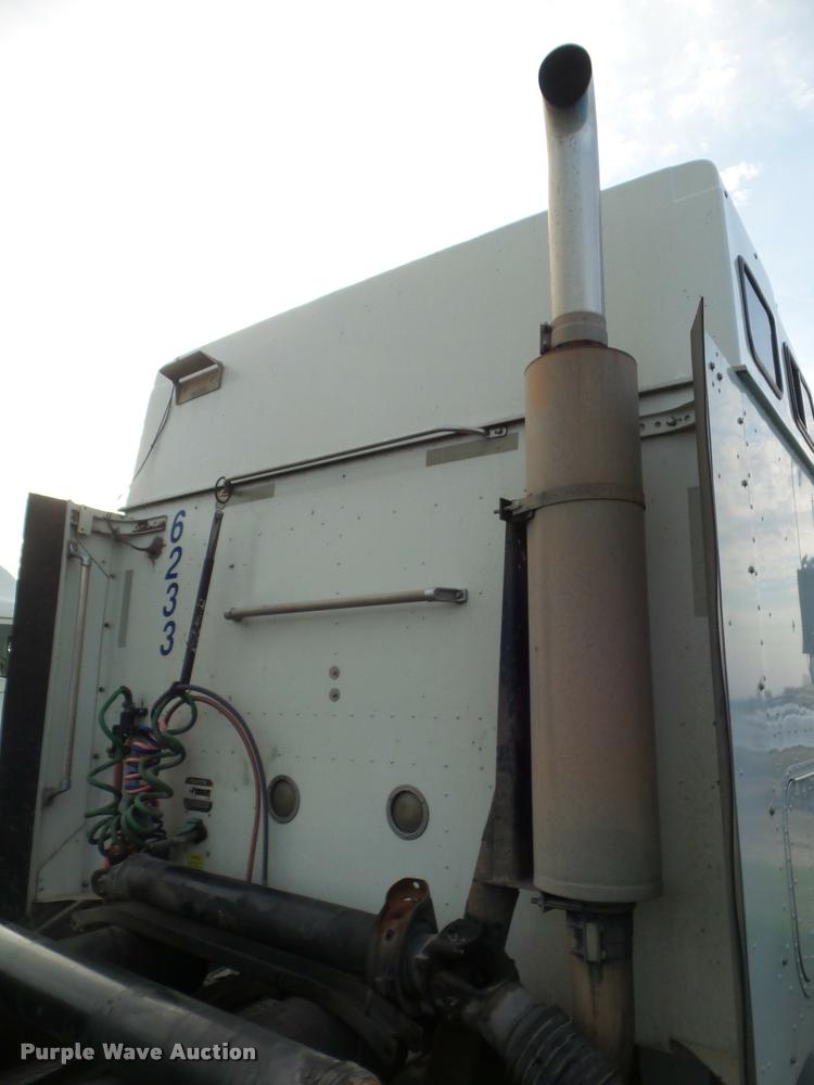 image for item DB3524 2006 International 9400i semi truck