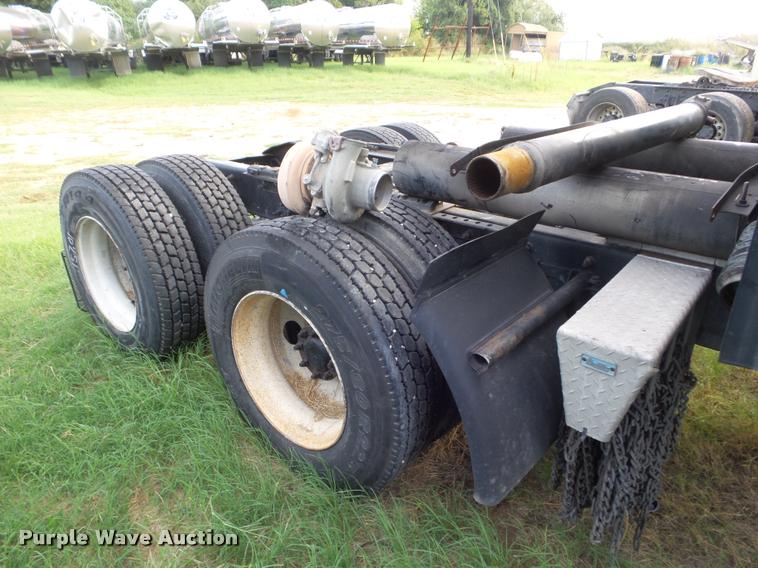 image for item DB3524 2006 International 9400i semi truck