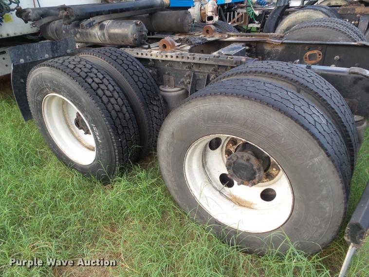 image for item DB3524 2006 International 9400i semi truck