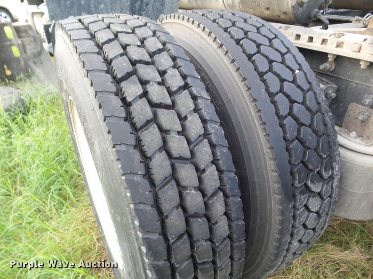 image for item DB3524 2006 International 9400i semi truck