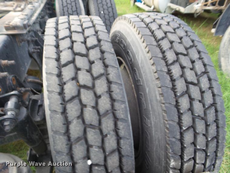 image for item DB3524 2006 International 9400i semi truck