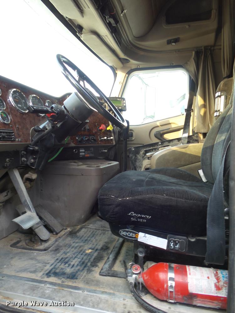 image for item DB3525 2007 International 9400i semi truck