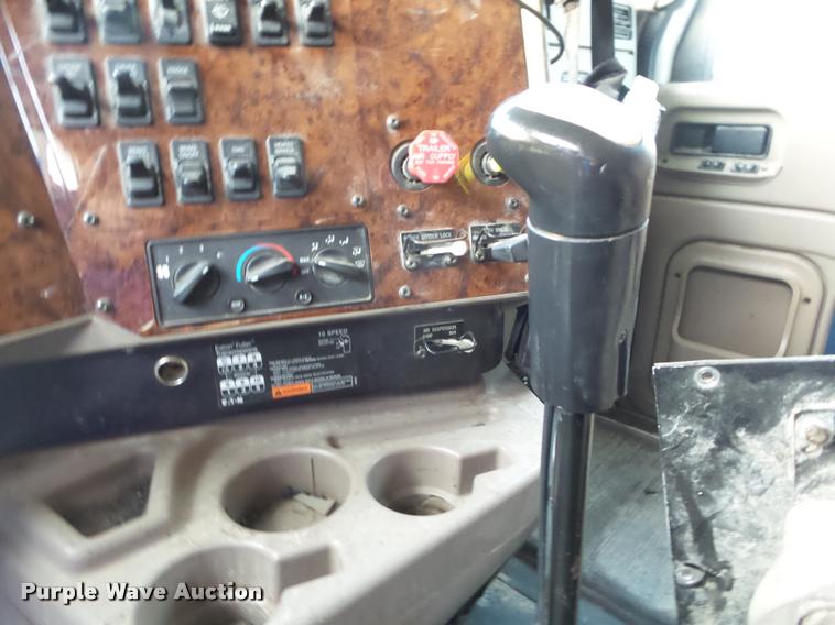 image for item DB3525 2007 International 9400i semi truck