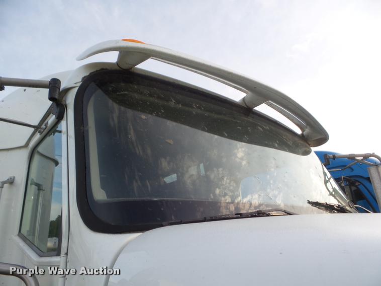 image for item DB3525 2007 International 9400i semi truck