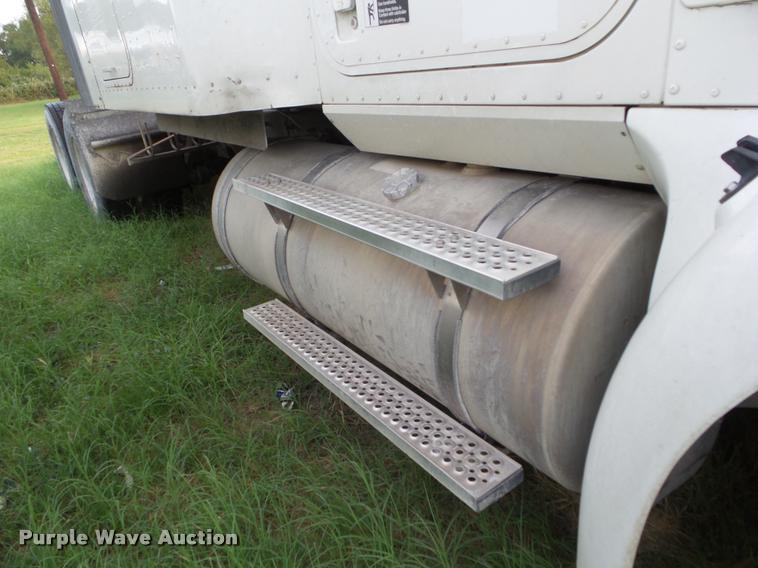 image for item DB3525 2007 International 9400i semi truck