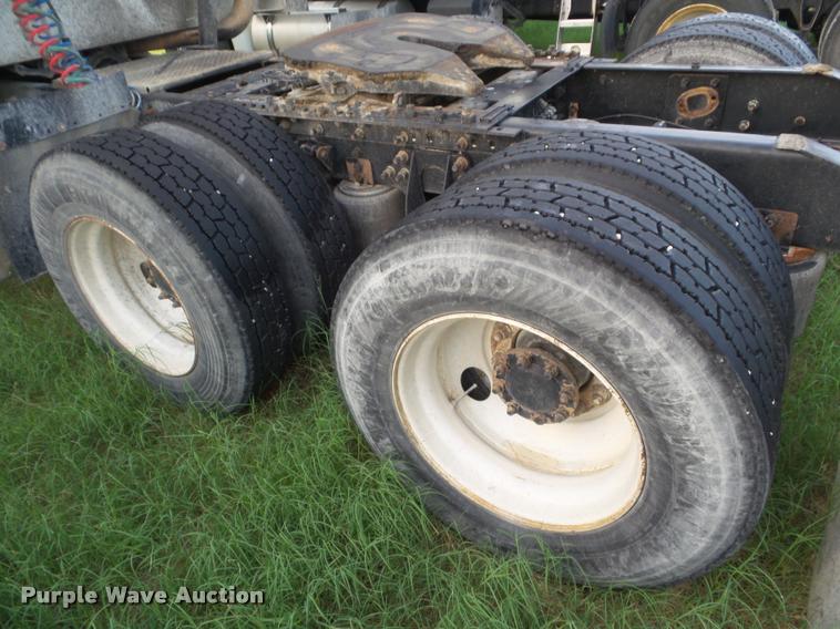 image for item DB3525 2007 International 9400i semi truck