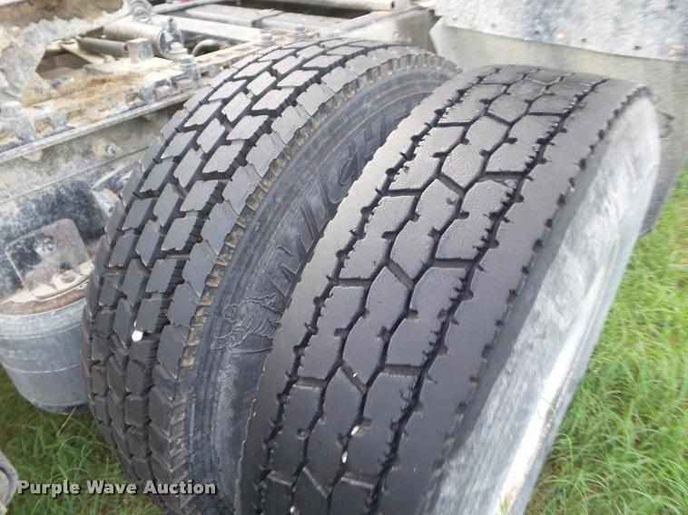 image for item DB3525 2007 International 9400i semi truck