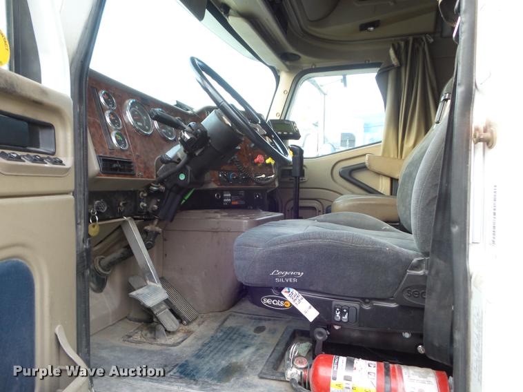 image for item DB3526 2007 International 9400i semi truck