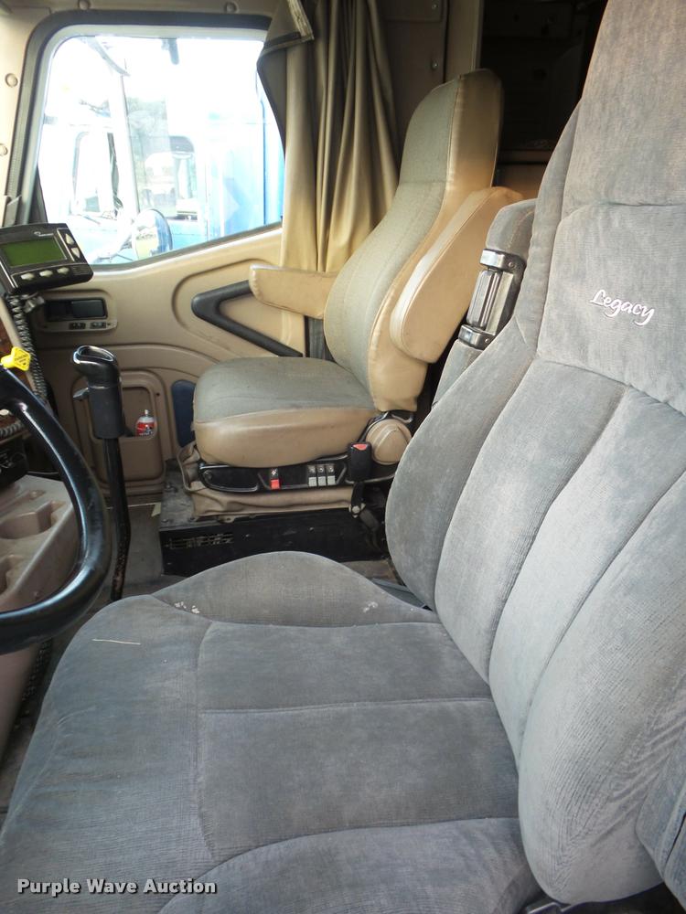 image for item DB3526 2007 International 9400i semi truck