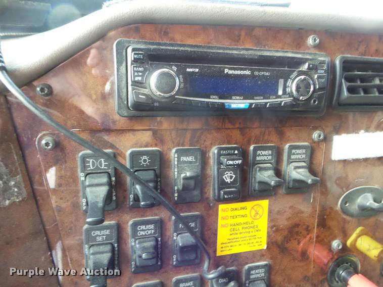 image for item DB3526 2007 International 9400i semi truck