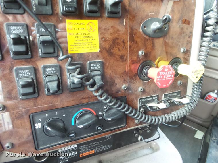 image for item DB3526 2007 International 9400i semi truck