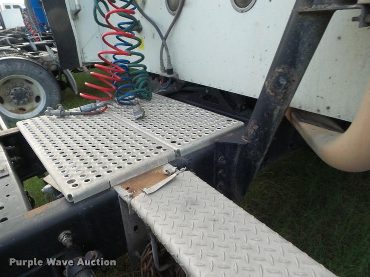 image for item DB3526 2007 International 9400i semi truck