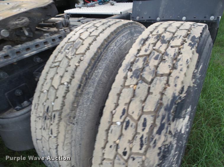 image for item DB3526 2007 International 9400i semi truck