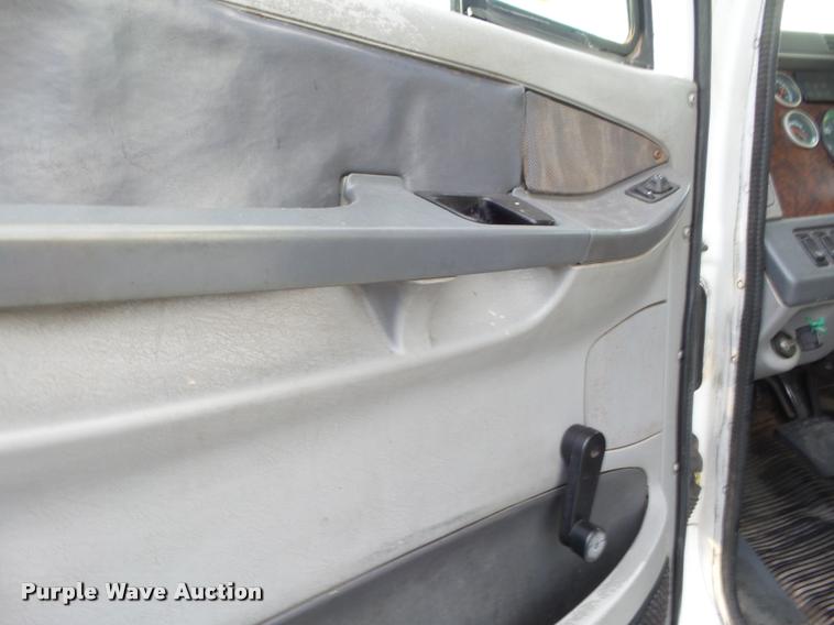 image for item DB3527 1999 Freightliner Century Class 120 semi truck