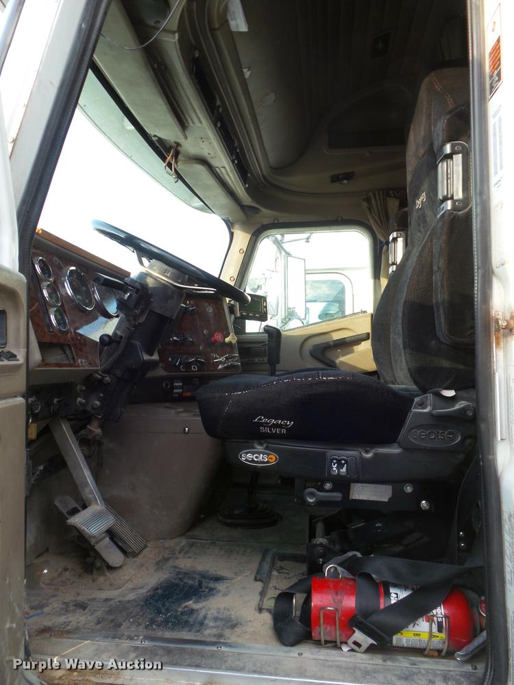 image for item DB3528 2007 International 9400i semi truck