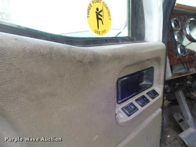 image for item DB3528 2007 International 9400i semi truck