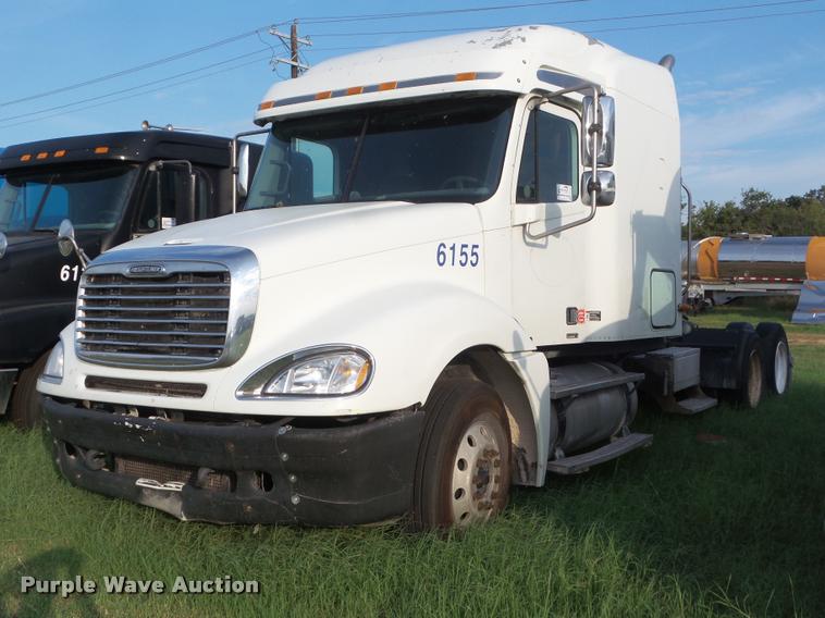 image for item DB3529 2004 Freightliner Columbia semi truck