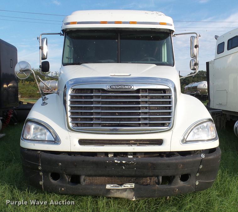 image for item DB3529 2004 Freightliner Columbia semi truck