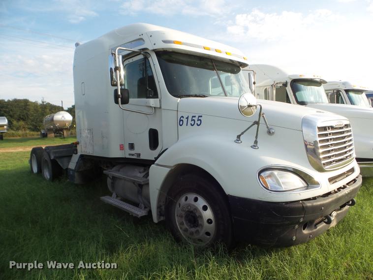 image for item DB3529 2004 Freightliner Columbia semi truck