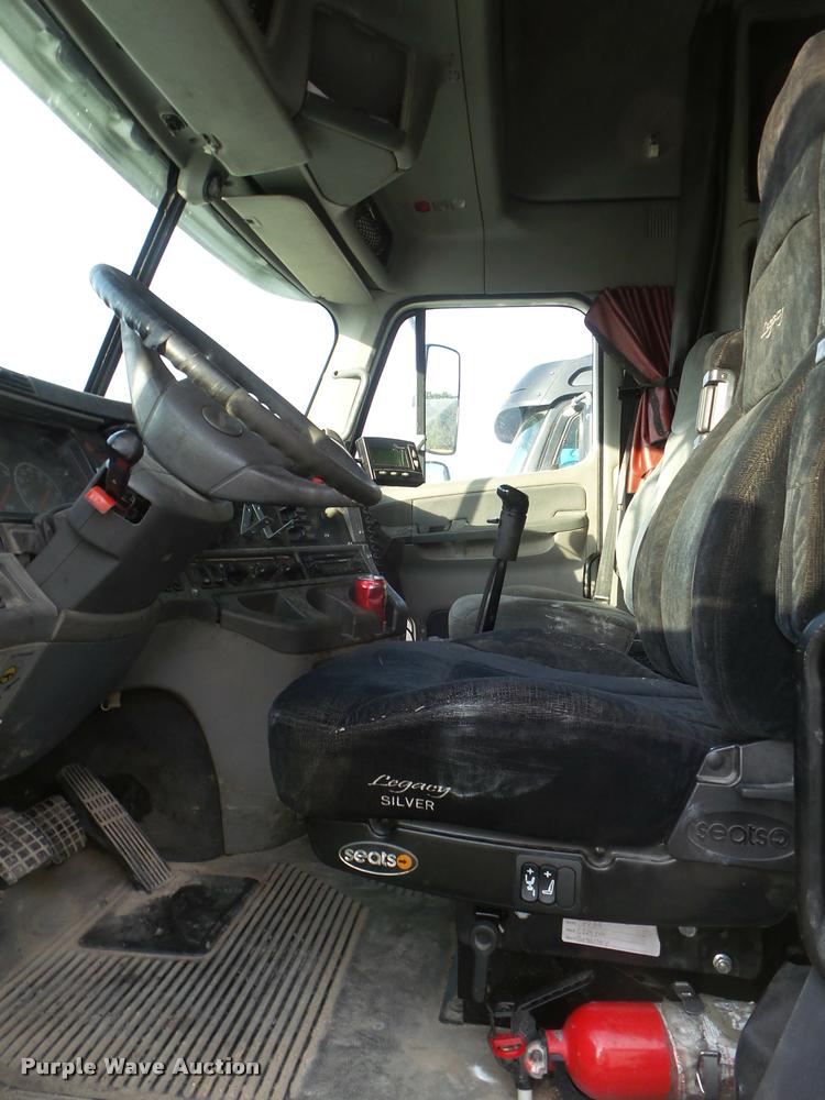 image for item DB3529 2004 Freightliner Columbia semi truck