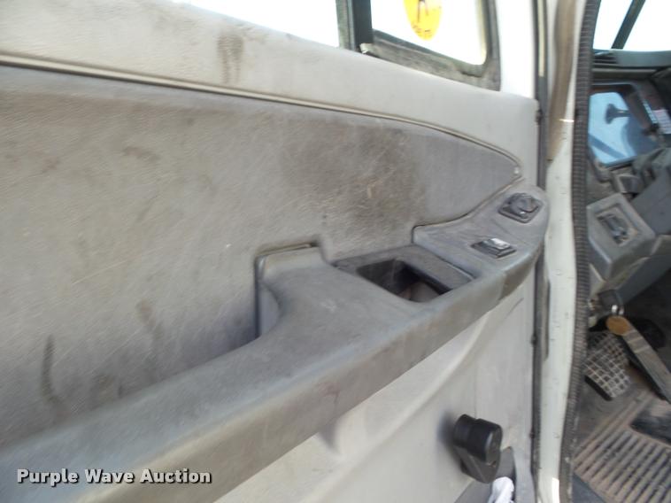 image for item DB3529 2004 Freightliner Columbia semi truck