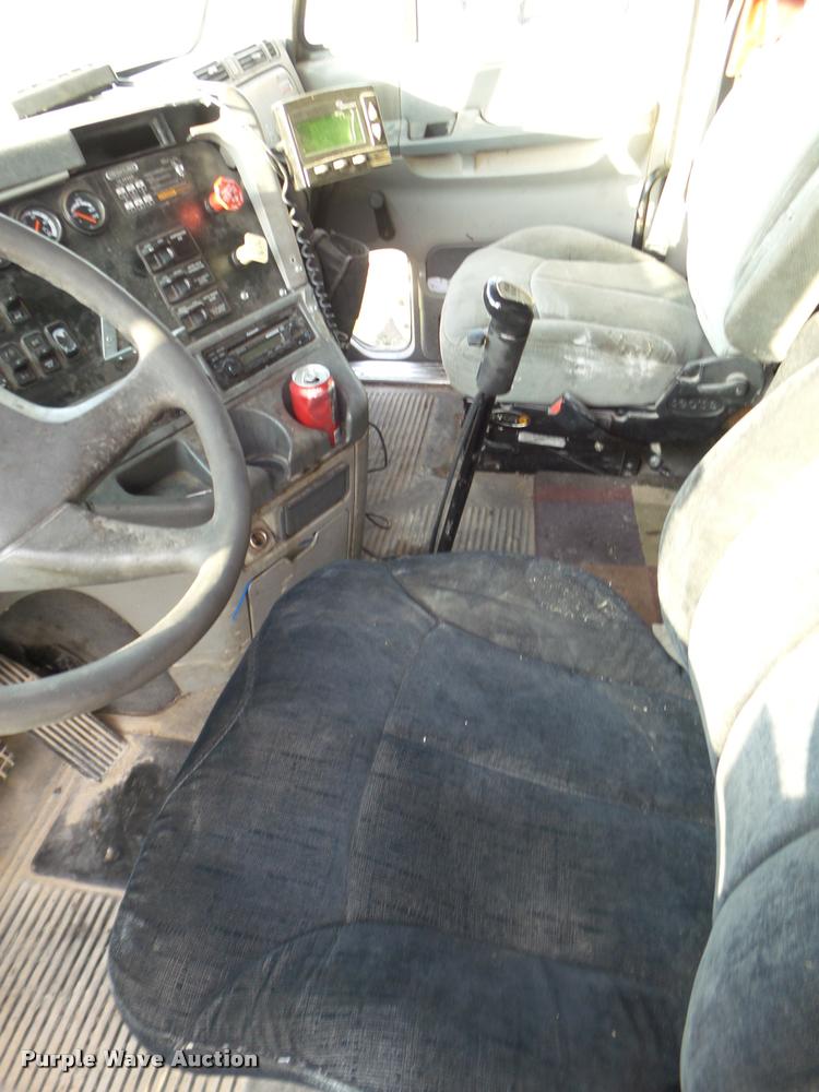 image for item DB3529 2004 Freightliner Columbia semi truck