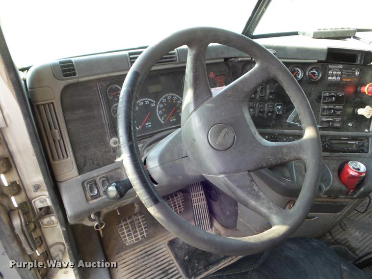 image for item DB3529 2004 Freightliner Columbia semi truck