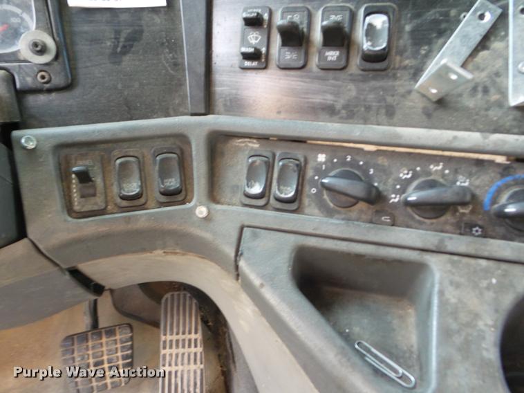 image for item DB3529 2004 Freightliner Columbia semi truck