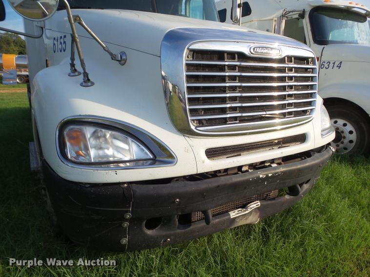 image for item DB3529 2004 Freightliner Columbia semi truck