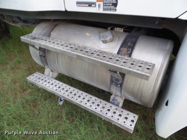 image for item DB3529 2004 Freightliner Columbia semi truck