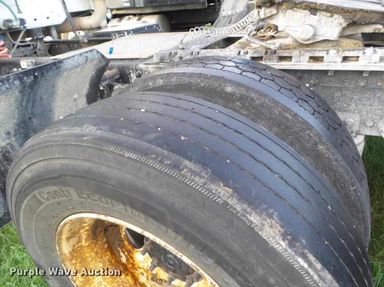 image for item DB3529 2004 Freightliner Columbia semi truck