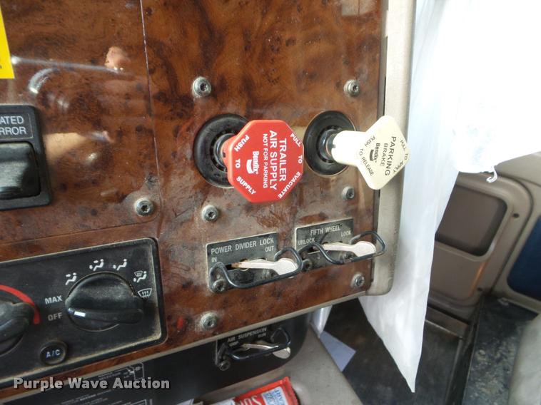 image for item DB3532 2007 International 9400i semi truck