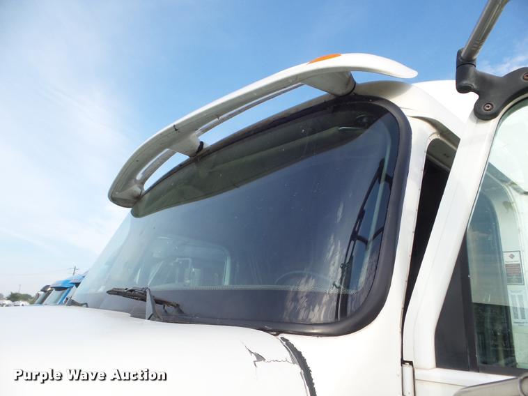 image for item DB3532 2007 International 9400i semi truck