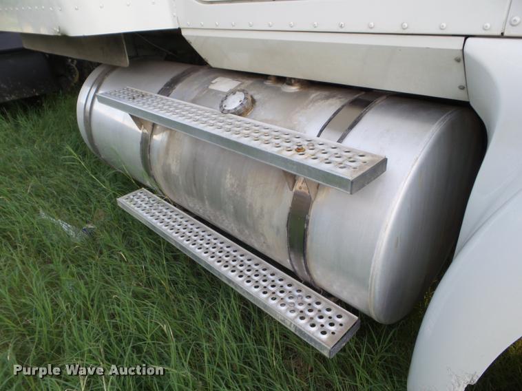 image for item DB3532 2007 International 9400i semi truck