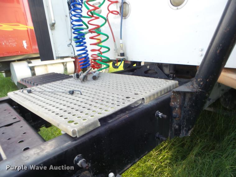 image for item DB3532 2007 International 9400i semi truck