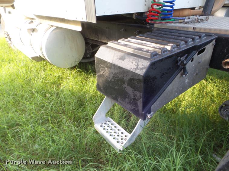 image for item DB3532 2007 International 9400i semi truck